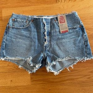 NWT super cute Levi’s 501 midrise denim shorts